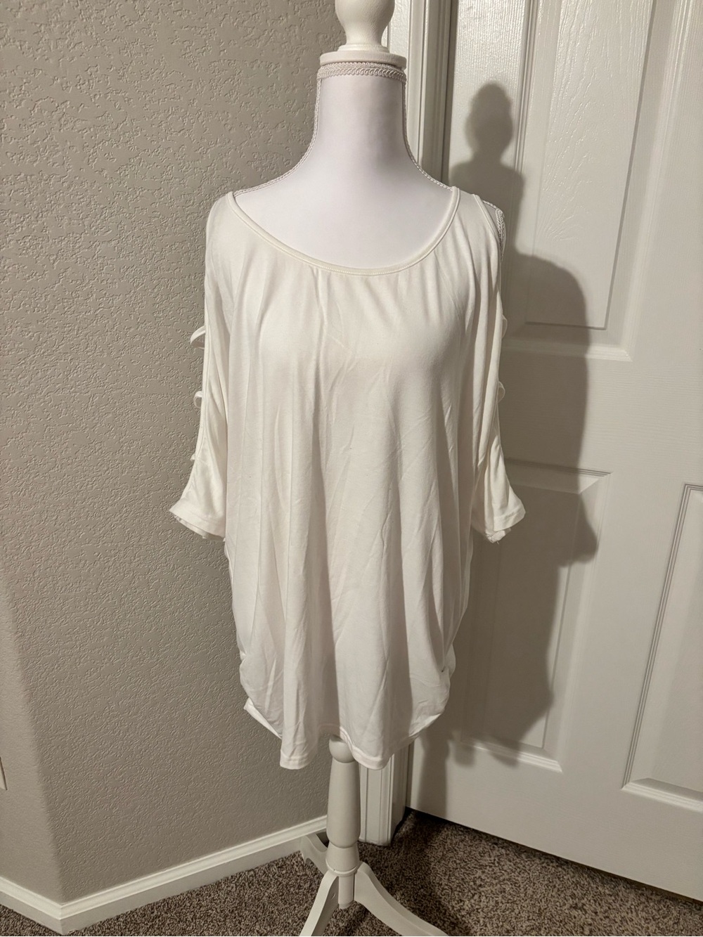 Women’s Cream Scoop Neck Tie-Sleeve Top